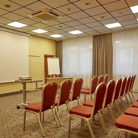 إتش+ دارمستات فندق